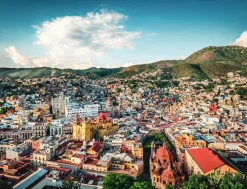Ravensburger Landschappen|Steden En Gebouwen<Koloniale Stad Guanajuato in Mexico - puzzel van 2000 stukjes